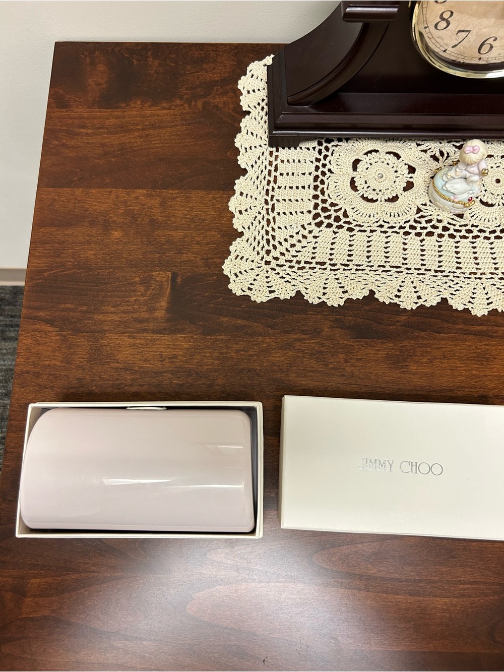 Jimmy Choo Light Cream Glossy Eyewear Case with gray gift bag. - Picture 3 of 9